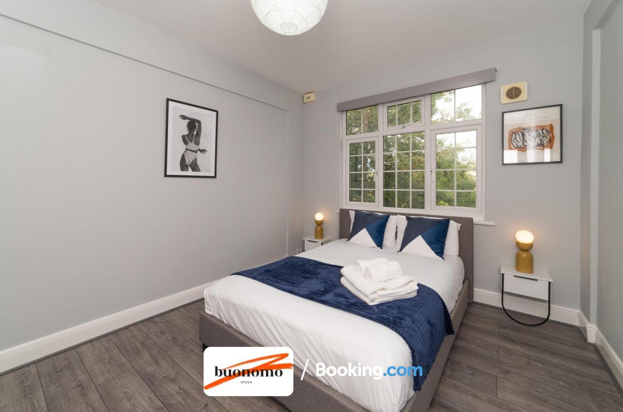 Two Bedroom Apartment By Buonomo Stays Short Lets & Serviced Accommodation With Balcony Londra Esterno foto