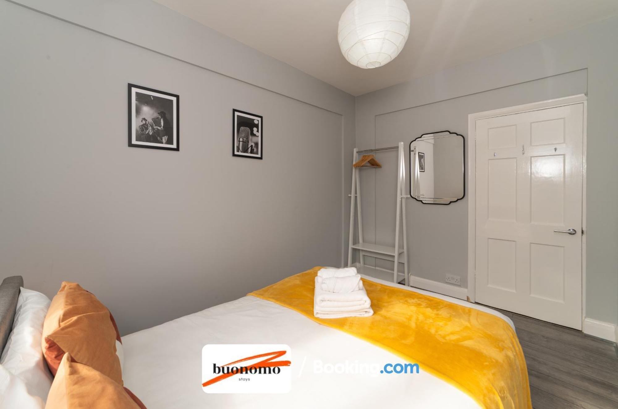 Two Bedroom Apartment By Buonomo Stays Short Lets & Serviced Accommodation With Balcony Londra Esterno foto