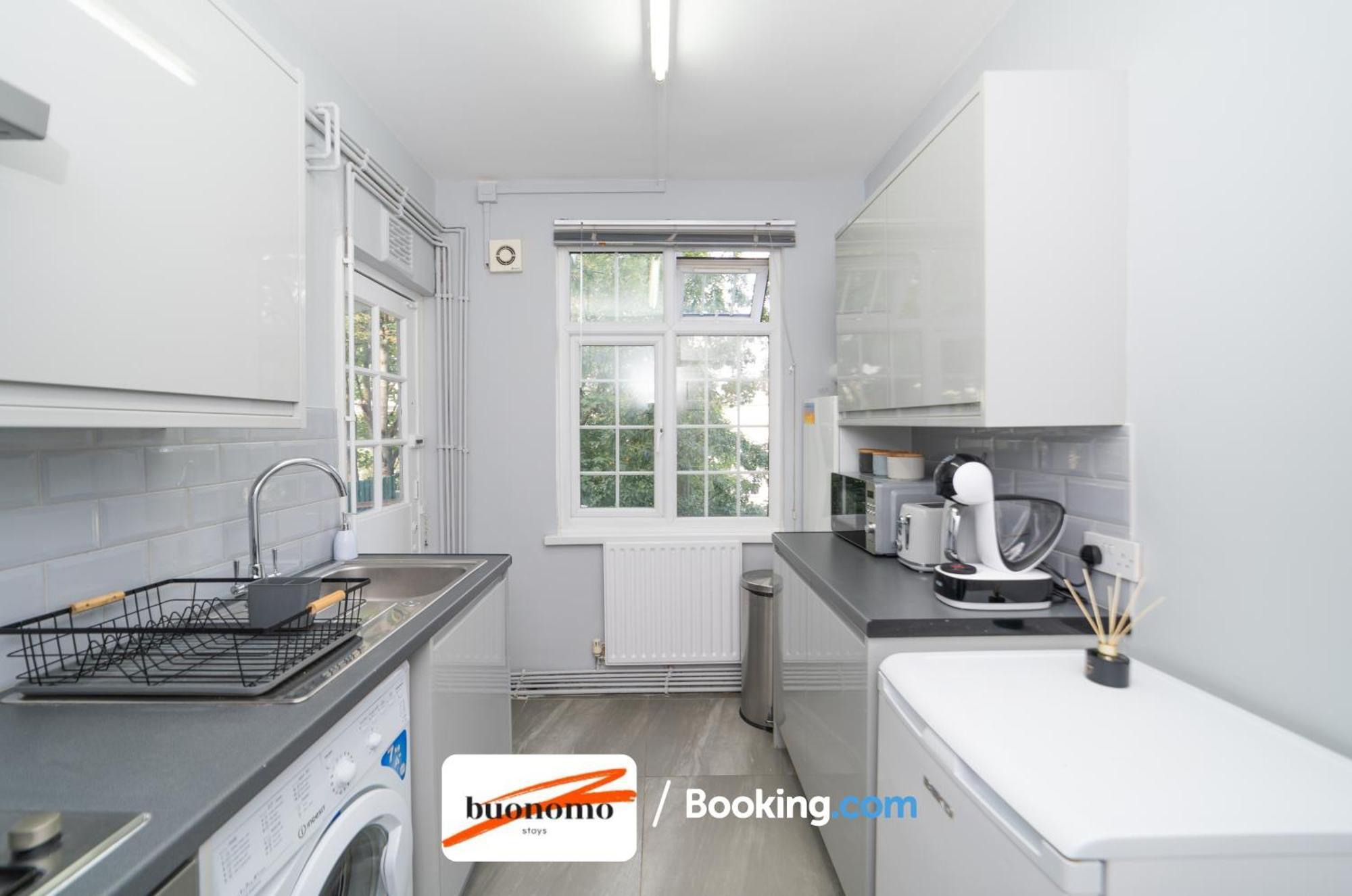 Two Bedroom Apartment By Buonomo Stays Short Lets & Serviced Accommodation With Balcony Londra Esterno foto