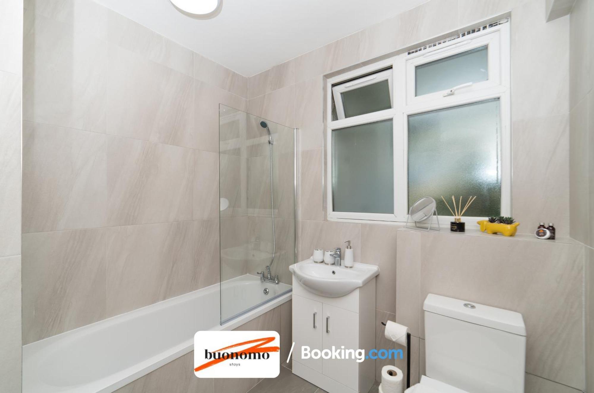 Two Bedroom Apartment By Buonomo Stays Short Lets & Serviced Accommodation With Balcony Londra Esterno foto