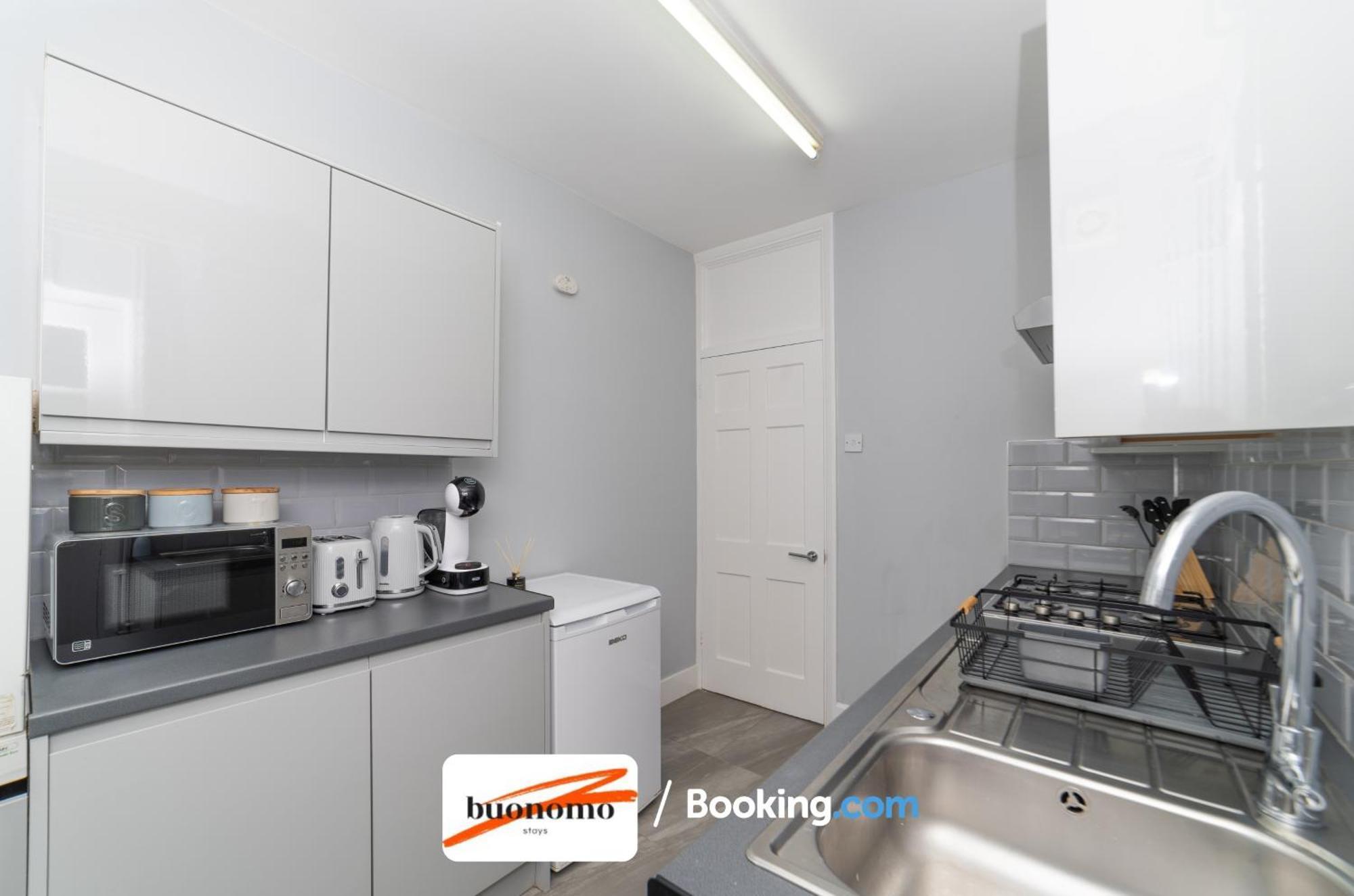 Two Bedroom Apartment By Buonomo Stays Short Lets & Serviced Accommodation With Balcony Londra Esterno foto